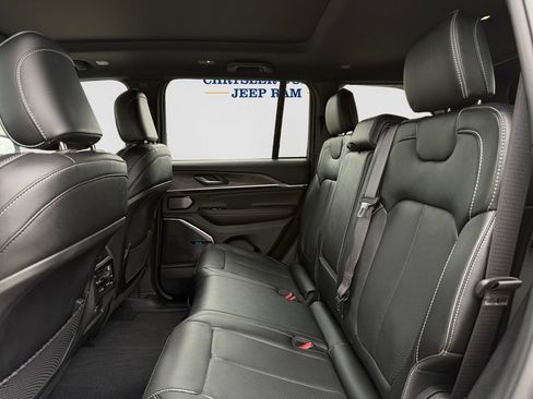 Used 2024 Jeep Grand Cherokee Overland AWD/4WD image 9