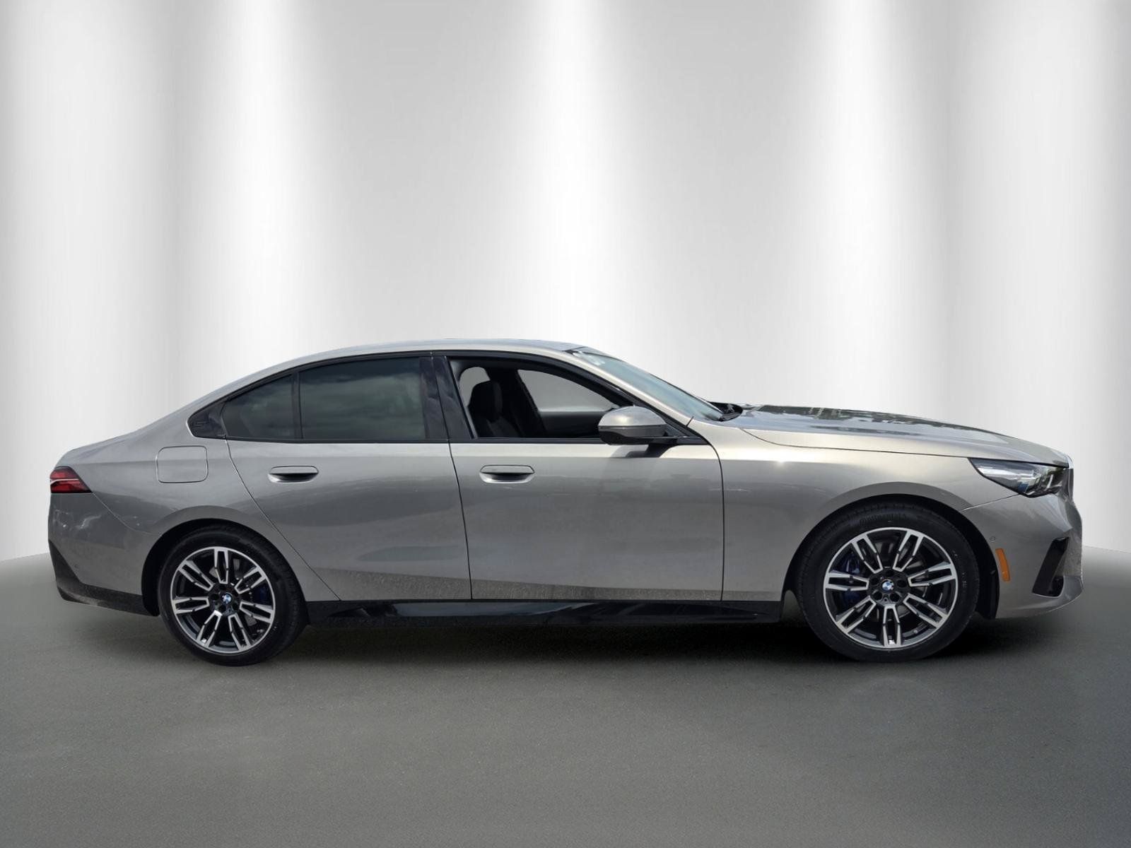 Used 2026 BMW 530i w/ M Sport Package RWD image 8