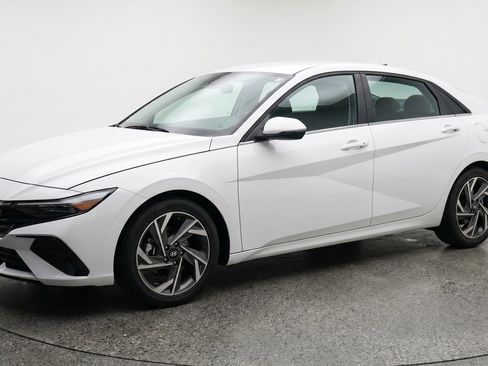 Used 2025 Hyundai Elantra SEL image 3