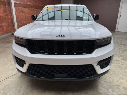 Used 2023 Jeep Grand Cherokee Altitude image 8