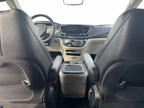 Used 2023 Chrysler Pacifica Touring-L image 20