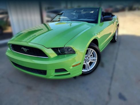 Used 2013 Ford Mustang Convertible RWD image 8
