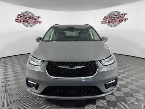 Used 2022 Chrysler Pacifica Touring-L FWD image 2