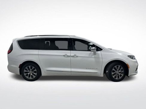 Used 2024 Chrysler Pacifica Pinnacle image 2
