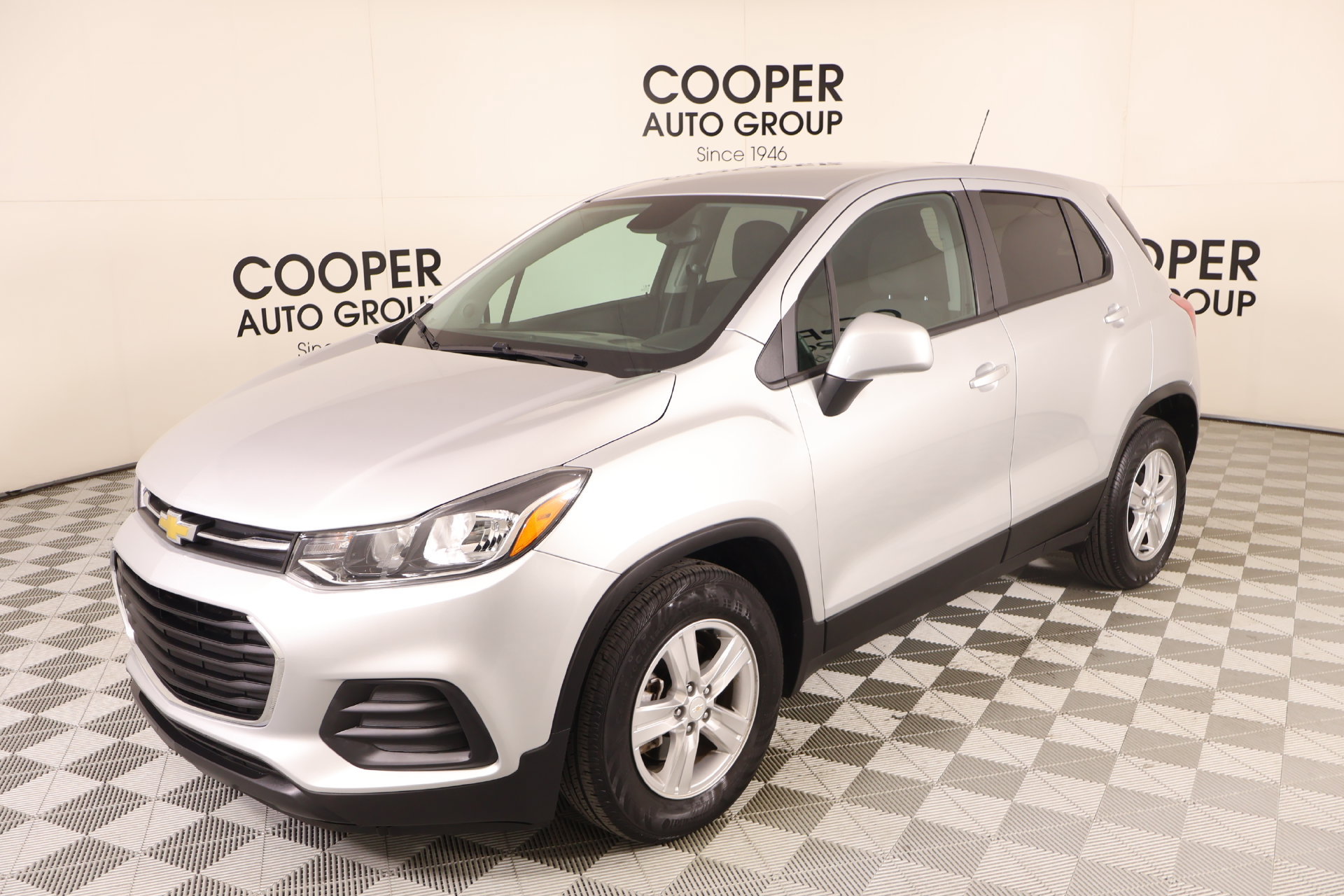 Used 2022 Chevrolet Trax LS w/ Tint and Cruise Package FWD image 9