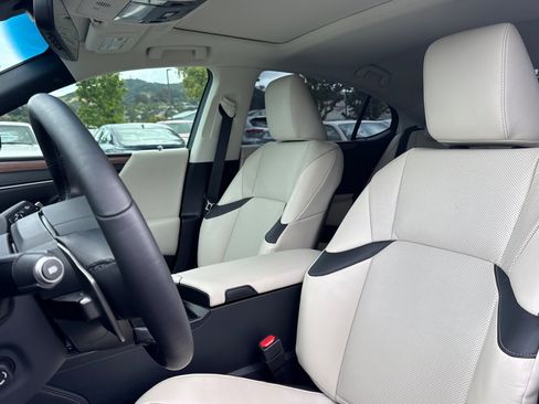 Used 2025 Lexus ES 300h w/ Premium Package FWD image 5