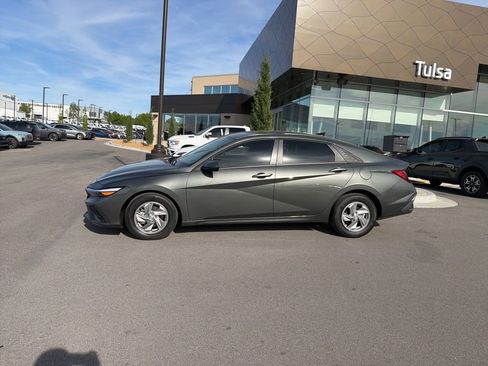 Certified 2025 Hyundai Elantra SE image 4