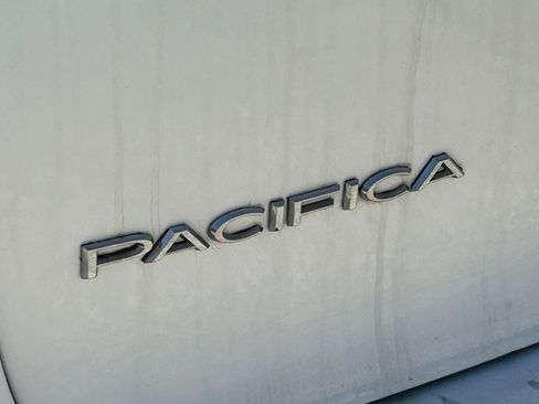 Used 2022 Chrysler Pacifica Touring-L image 4
