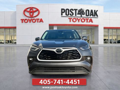 Used 2023 Toyota Highlander LE FWD image 13