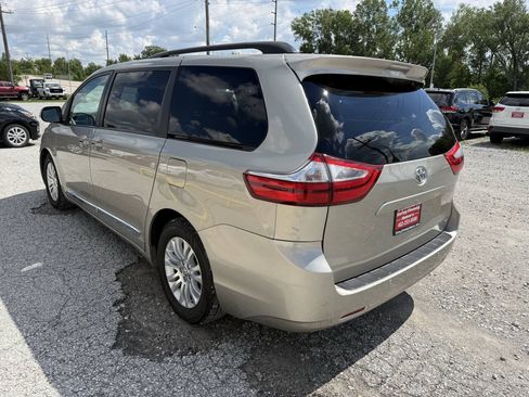 Used 2017 Toyota Sienna XLE w/ XLE Navigation Package FWD image 5
