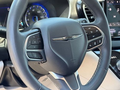 Used 2023 Chrysler Pacifica Touring-L FWD image 28