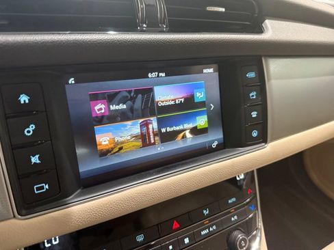 Used 2018 Jaguar XF Premium image 21