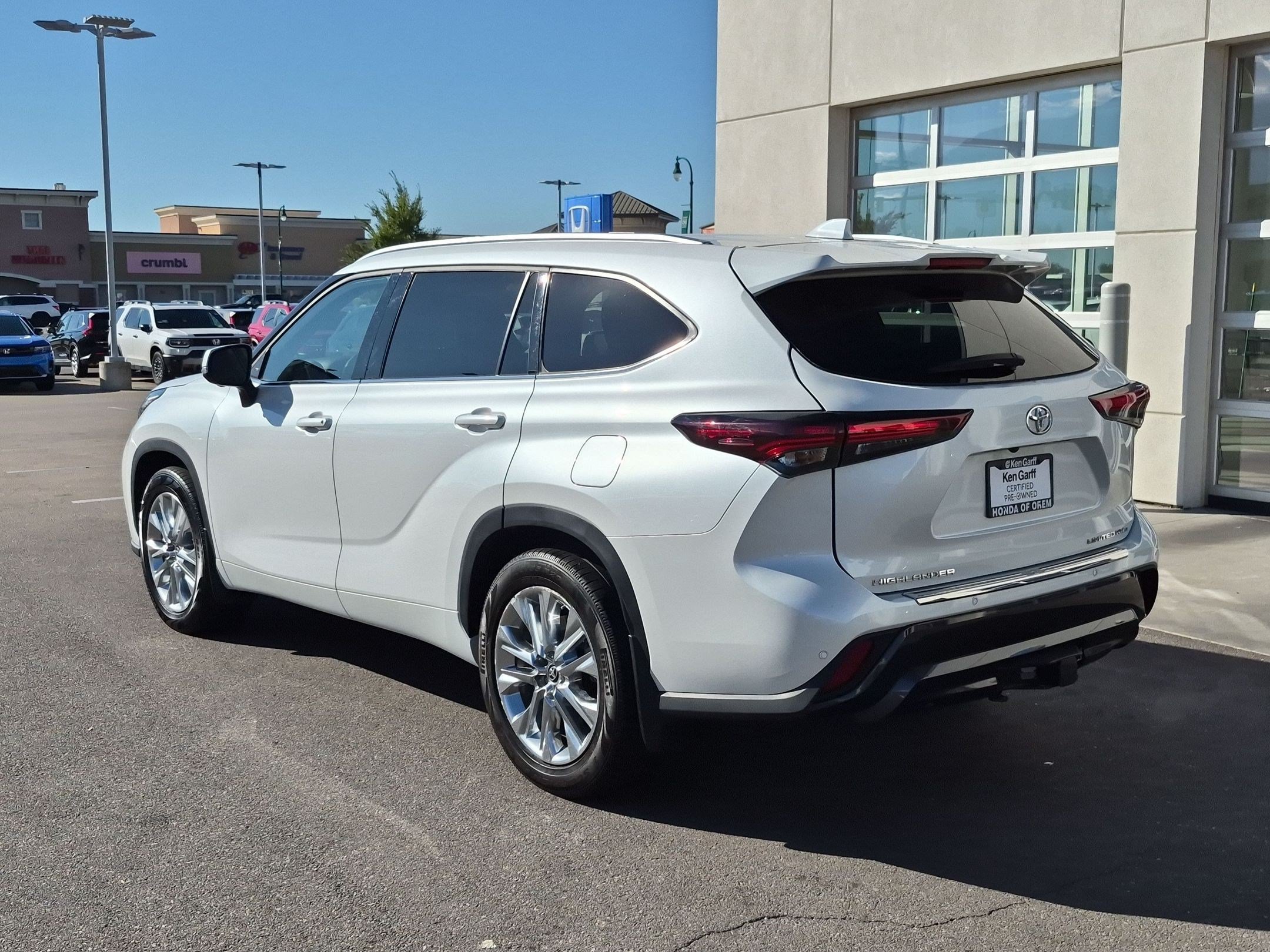 Used 2024 Toyota Highlander Limited AWD/4WD image 9