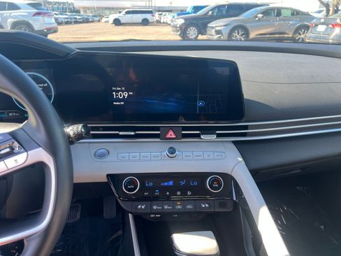 Used 2025 Hyundai Elantra Limited image 18