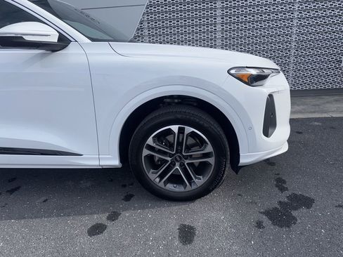 Used 2025 Audi Q5 2.0T Premium w/ Convenience Package image 3