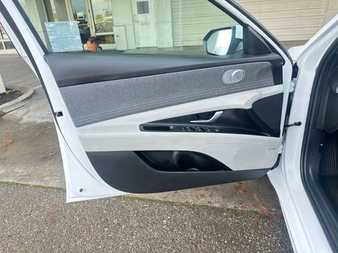 Used 2025 Hyundai Elantra Limited image 20