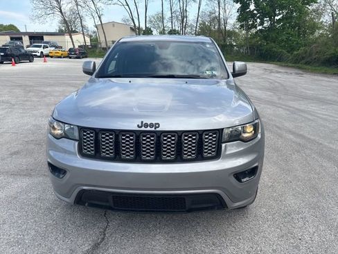 Used 2021 Jeep Grand Cherokee Laredo X AWD/4WD image 3