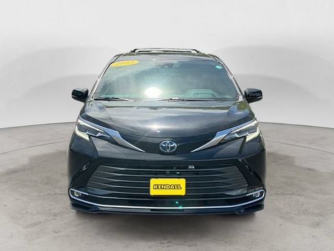 Used 2023 Toyota Sienna Platinum FWD image 8