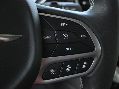Used 2023 Chrysler Pacifica Limited FWD image 24