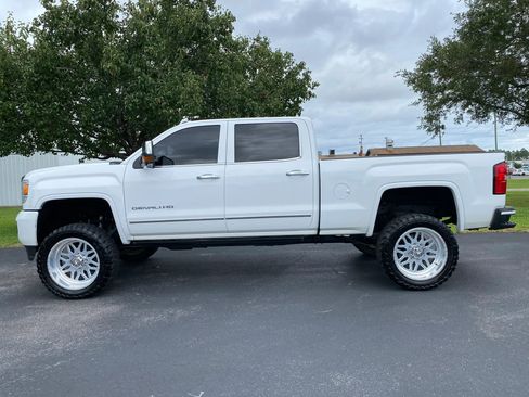 Used 2015 GMC Sierra 2500 Denali w/ Duramax Plus Package AWD/4WD image 6