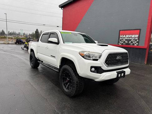 Used 2018 Toyota Tacoma TRD Sport image 2