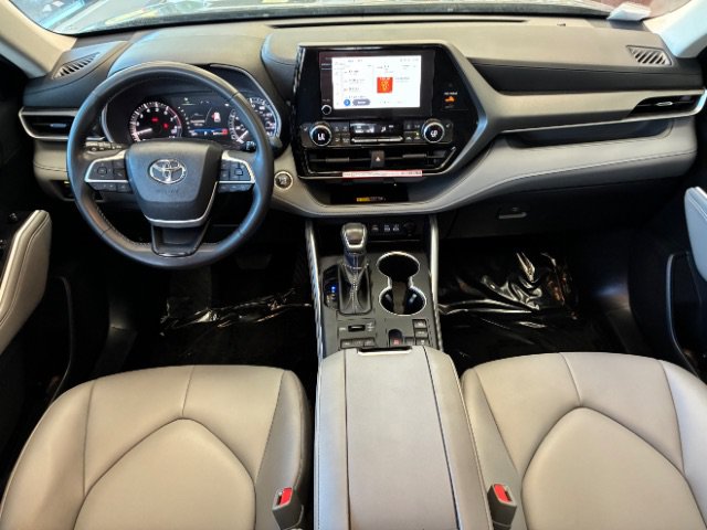Used 2026 Toyota Highlander XLE AWD/4WD image 3