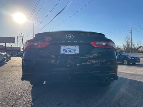 Used 2018 Toyota Camry SE w/ Convenience Package FWD image 3