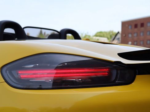 Used 2019 Porsche 718 Boxster RWD image 36