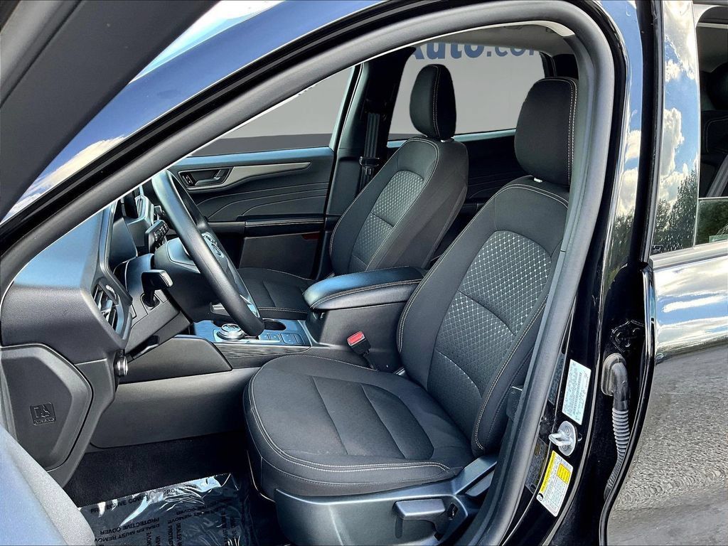 Used 2025 Ford Escape Active AWD/4WD image 23