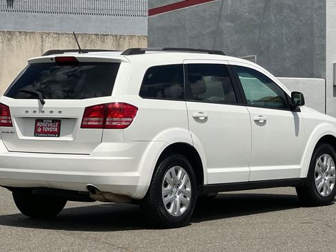 Used 2018 Dodge Journey SE w/ Connectivity Group FWD image 2