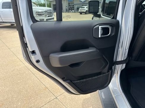 Used 2023 Jeep Wrangler Unlimited Sahara AWD/4WD image 20