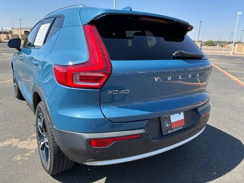 Used 2023 Volvo XC40 B4 Core w/ Convenience Package FWD image 4