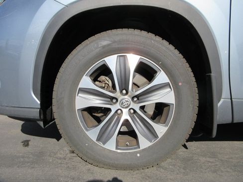 Used 2023 Toyota Highlander XLE AWD/4WD image 17