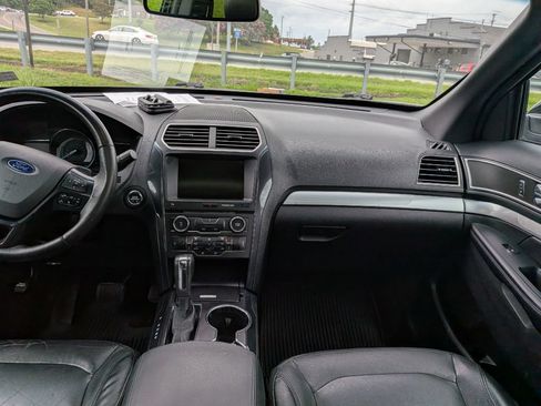 Used 2016 Ford Explorer XLT w/ Equipment Group 202A AWD/4WD image 27