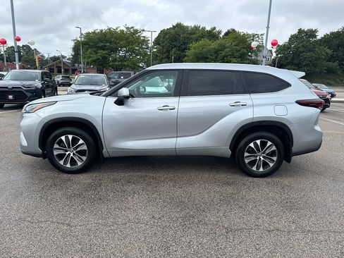 Used 2025 Toyota Highlander XLE AWD/4WD image 4