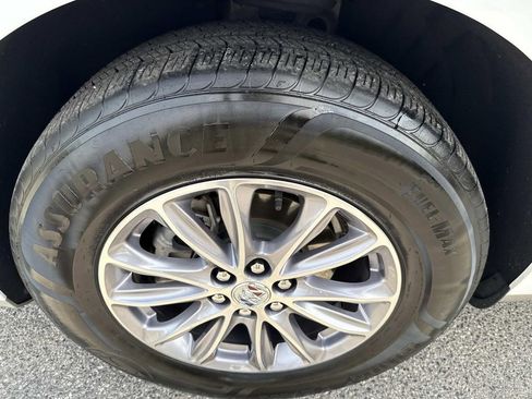 Used 2023 Buick Enclave Essence image 12