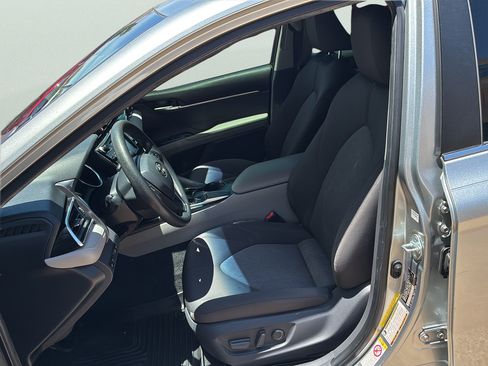 Used 2018 Toyota Camry LE w/ Convenience Package FWD image 22