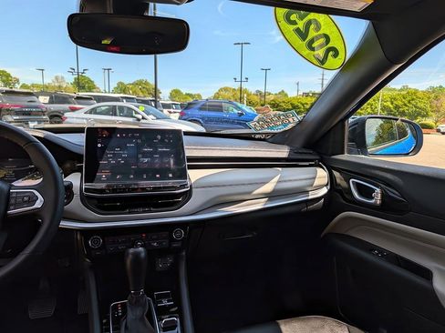 Used 2025 Jeep Compass Limited image 10