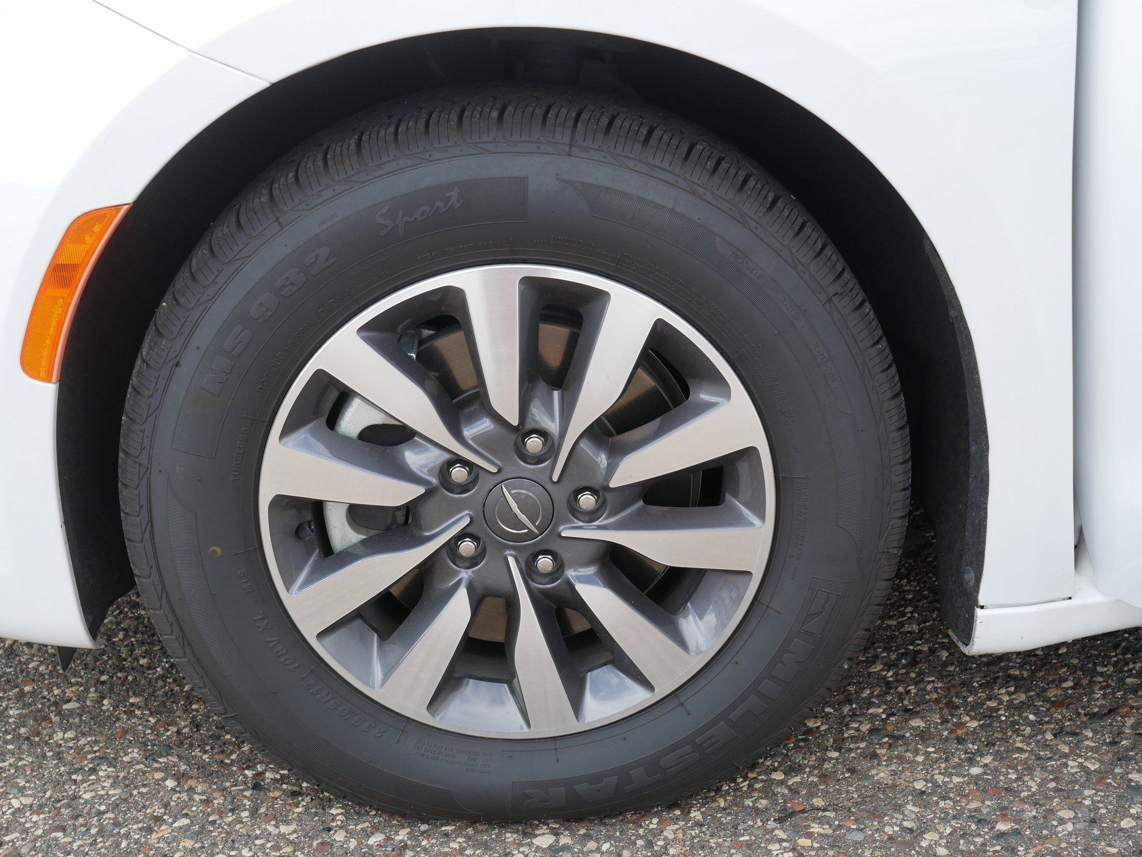 Used 2024 Chrysler Pacifica Limited FWD image 15