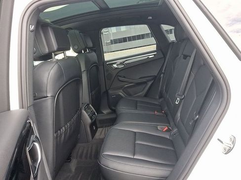 Used 2025 Porsche Macan image 12