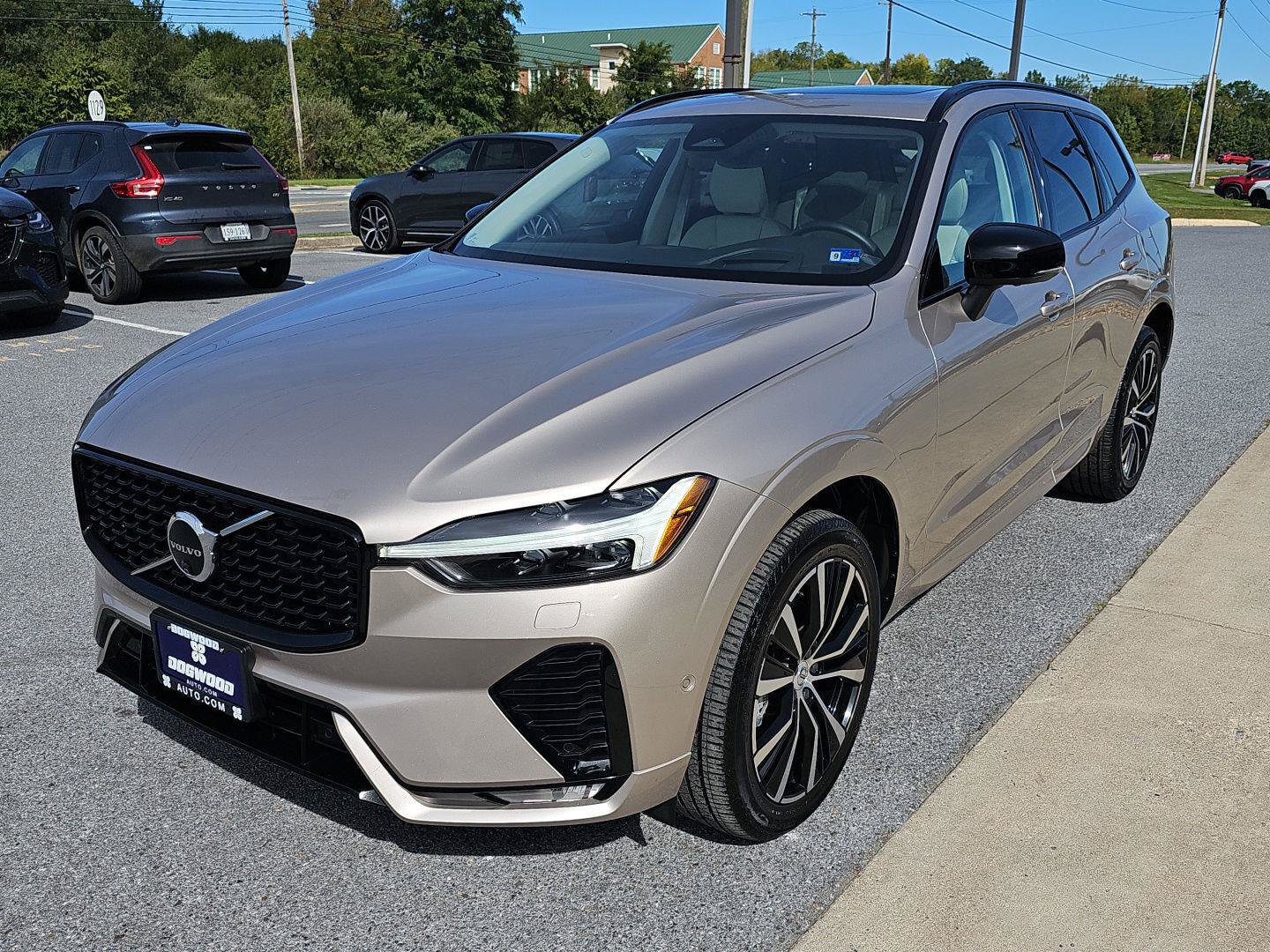 Used 2024 Volvo XC60 B5 Ultimate w/ Protection Package Premier AWD/4WD image 3