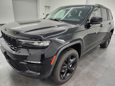 Used 2023 Jeep Grand Cherokee Limited w/ Black Appearance Package image 7