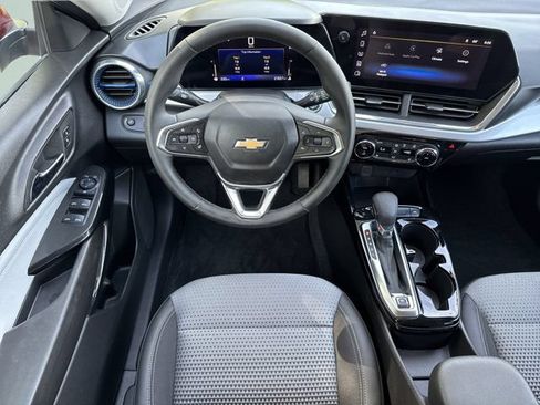 Used 2024 Chevrolet Trax LT w/ Driver Confidence Package FWD image 11
