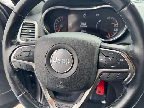 Used 2019 Jeep Grand Cherokee Laredo AWD/4WD image 23