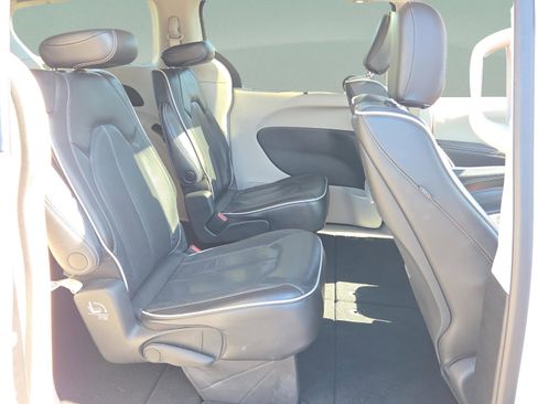 Used 2022 Chrysler Pacifica Limited w/ Uconnect Theater Family Group image 23
