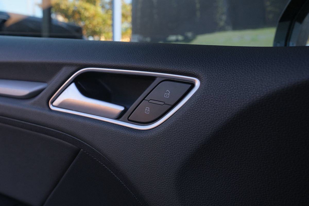 Used 2018 Audi A3 e-tron Premium FWD image 13