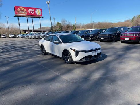 Used 2025 Kia K4 LXS image 8