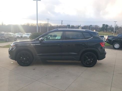 Used 2024 Volkswagen Taos SE w/ Panoramic Sunroof Package image 4