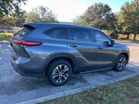 Used 2023 Toyota Highlander XLE image 5