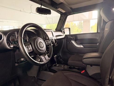 Used 2014 Jeep Wrangler Unlimited Sahara w/ Connectivity Group AWD/4WD image 16